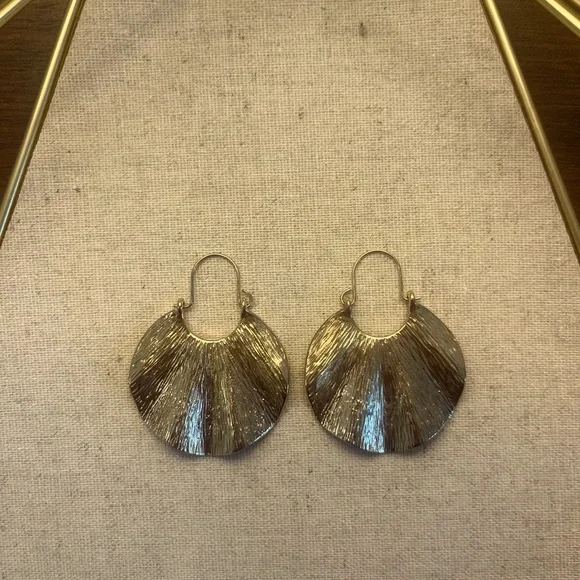 ✨ Gold-Toned Boho Style Dangle Earrings - Picture 3 of 6